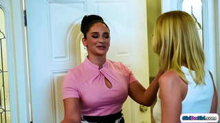 Malgrandaj mamoj blonda con-artisto ŝajnigas esti grandaj paruoj milfs runaway vicfilino kaj trovas sin akiranta ŝia hairy pussy lekis de ŝia stepmom