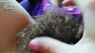 Tüylü bir kedi ile amatör kız arkadaşı bir aynanın karşısında mastürbasyon yapıyor