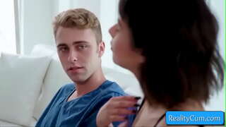 Ara din il-libsa l-żagħżugħ samra irdigħ enormi tal-vit u jkollna tagħha tagħha fil-fond iswaba