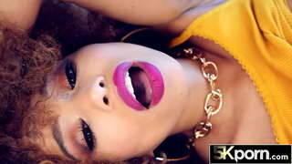 Malaking Pwet Itim na Babe Bounce sa Titi