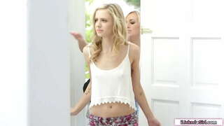 ایک چھوٹی چوچیان نوعمر چاٹ لیا تھا اس کے بعد کی طرف سے ڈالا ہم جنس پرست bff