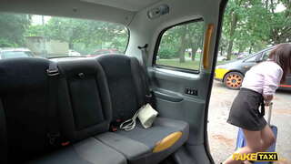 Fake Taxi Mina Moreno fodido en un taxi