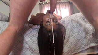 Desi kurva fejjel lefelé facefuck