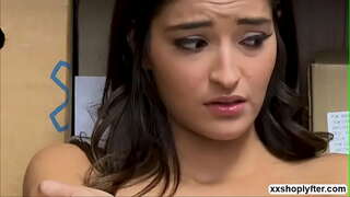 Tesón Oficial, finalmente, recibe unha oportunidade para foder Emily Willis en pe