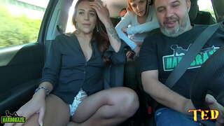 O coche está cheo, e Goza de Amor queda espida en tránsito