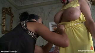 Брюнетка-хозяйка Сандра Роман забивает огромные сиськи высокой блондинки-чешки-рабыни Анджелику Вики, а затем трахает её в анал с помощью страпона