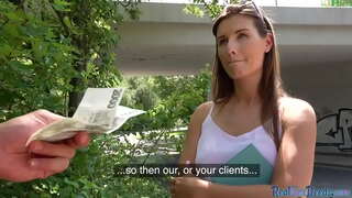 Секс на парковке с милой европейской любительницей (вид от первого лица)