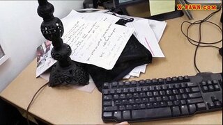 Чувак мәміле жасады ыстық бизнес-леди үшін оған ақша