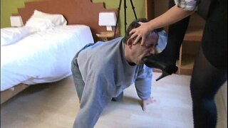 Xanım edir, öz qul-kişilər yalama onun ayaqqabı, yüksək heels