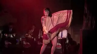 Dannie Diesel aka Danielle Colby, ki se opravlja z Bustout Burleske New Orleansu