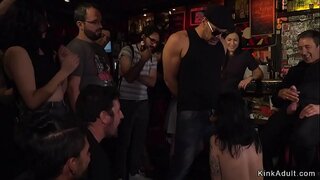 Euro brünett ori mõnel baar tehtud köniinsä ja imemiseks kukk