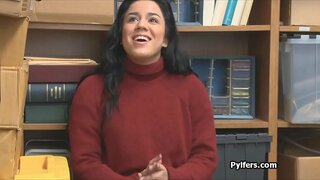 Malaking pwet Latina magnanakaw busted at fucked sa pamamagitan ng libog bantay