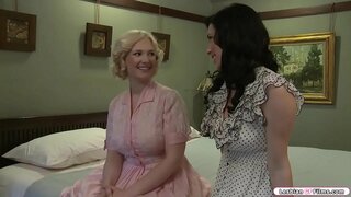 Busty ξανθιά επισκέπτεται Μελαχρινή φίλη της και αρχίζουν να μιλούν για το μέγεθος των Βυζιά τους.Μετά από αυτό, καυλώνουν και αρχίζουν να φιλιούνται.Επόμενη είναι η φίλη της ρουφάει τα βυζιά της και την γλείφει pussy.In επιστροφή κάνει το ίδιο με τον φίλο της.