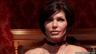 Потрясающая блондинка менен чоң сиськами Шери Девиль сосет чоң мүчөсү, андан кийин трахается аны менен, азырынча брюнетка Шей Фокс бөлүнөт жана аларга сосет на вечеринке жогорку кабатында